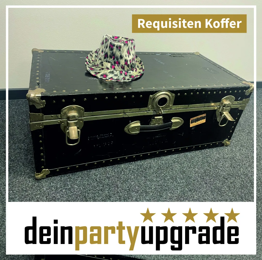 Requisiten auf schwarzem Koffer
