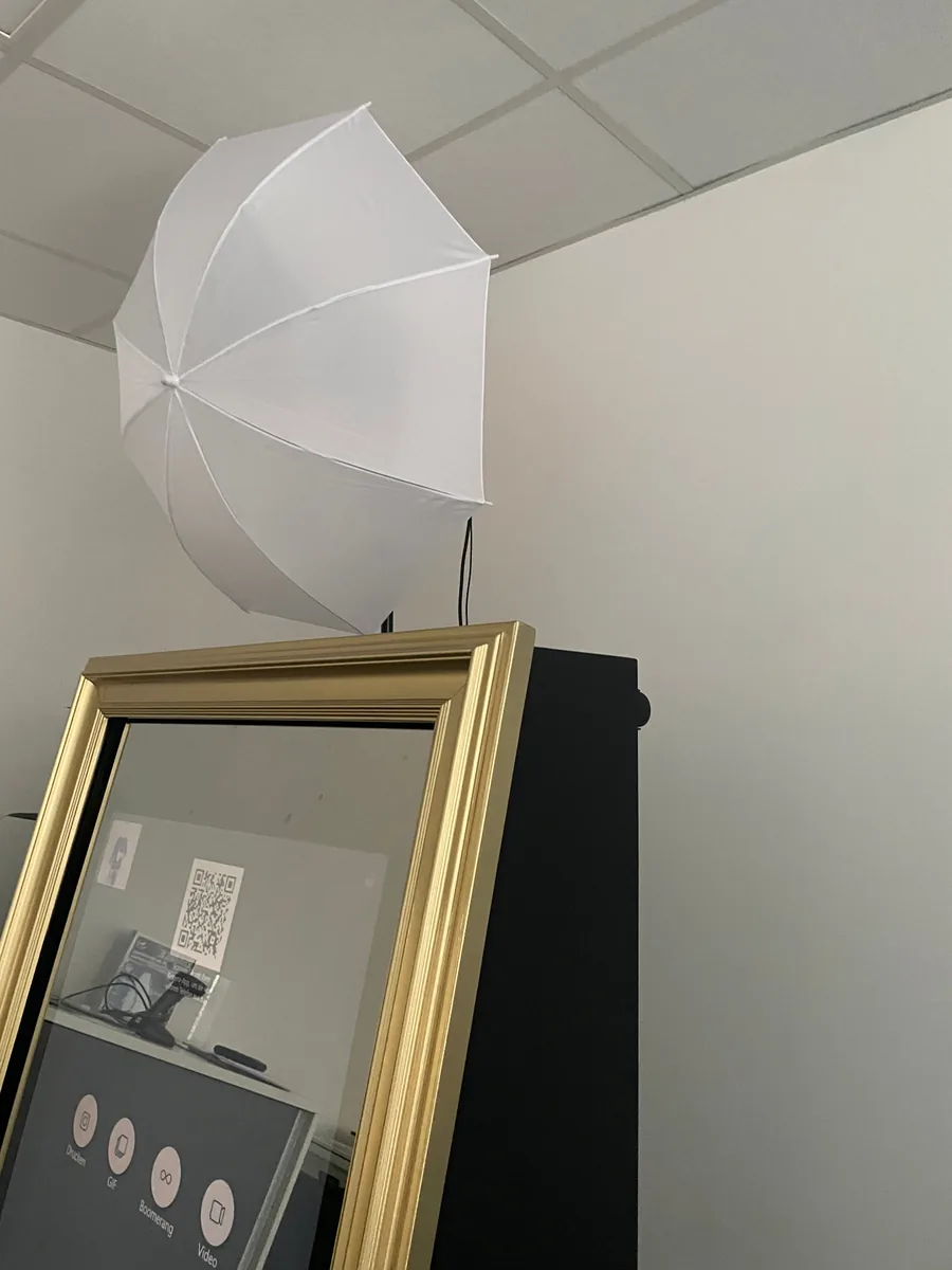 Studio-Schirmblitz am Foto-Spiegel
